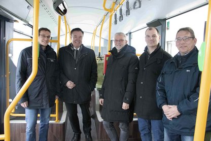 5 Personen im Inneren des neuen Wasserstoffbusses