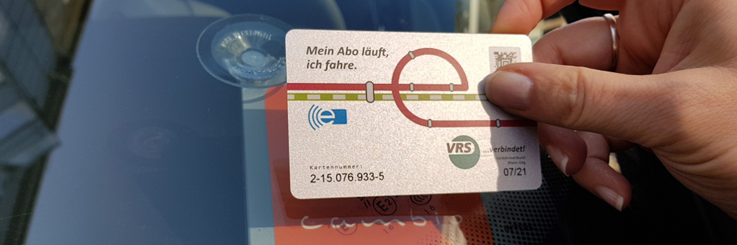 Plastikkarte mit der Beschriftung "Mein Abo läuft, ich fahre."